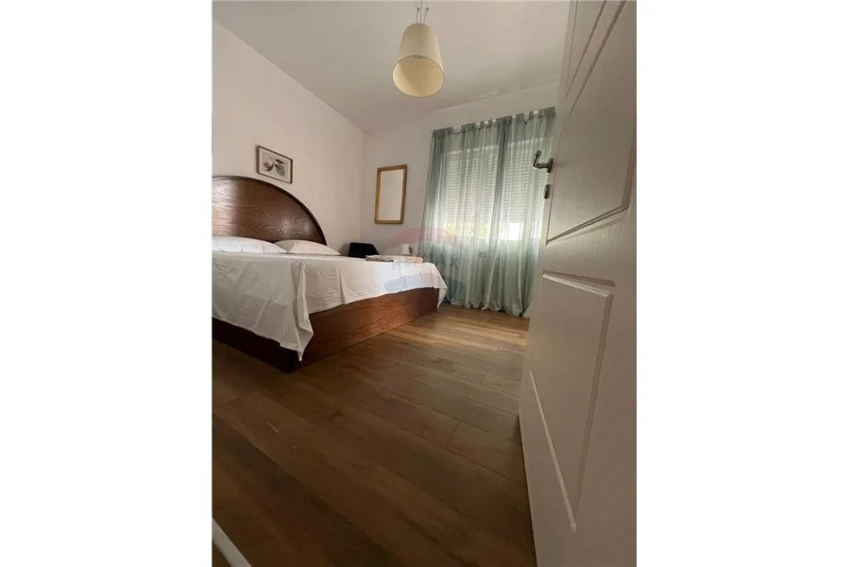 Tirane, jepet me qera apartament 2+1 Kati 2, 100 m² 1.000 € (Hamdi Sina)