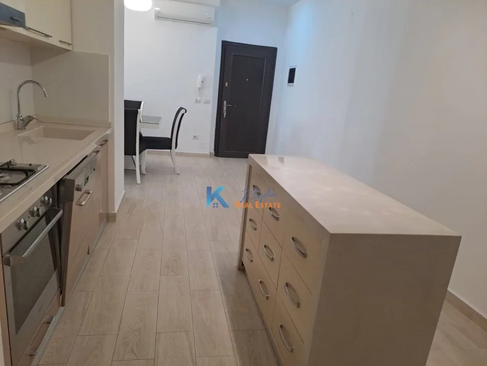 Tirane, jap me qera apartament 2+1 Kati 3, 100 m² 850 € (Bulevardi Zogu I, afer Ministrise se Drejtesise)