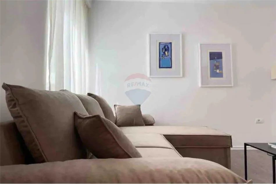 Tirane, jepet me qera apartament 1+1 Kati 5, 75 m² 700 € (Rruga Hoxha Tahsim - Optika Roma - Pazari i Ri)