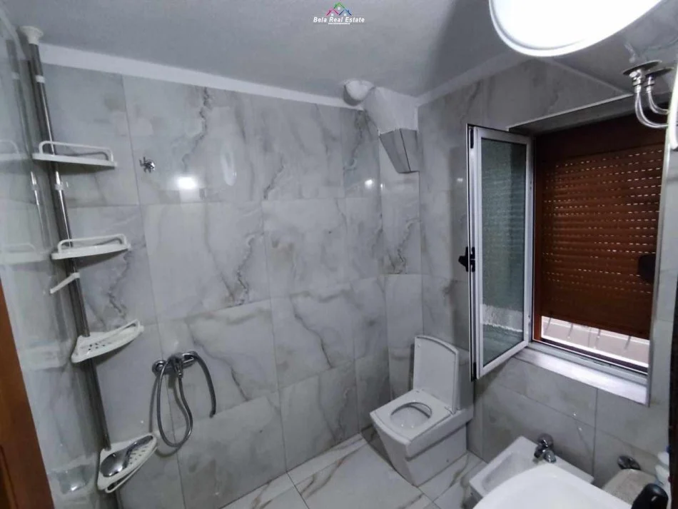 Tirane, jepet me qera apartament 1+1 Kati 1, 60 m² 400 € (Bllok, prane Petro Ninit)