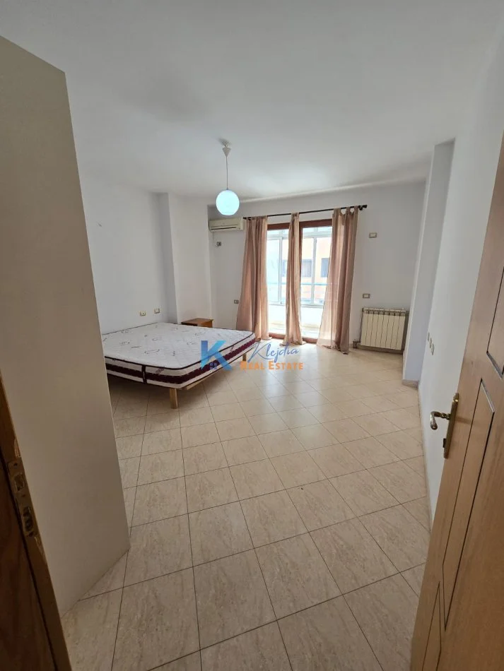 Tirane, shitet apartament 2+1+Ballkon Kati 5, 141 m² 165.000 € (3+1+2 per SHITJE ne Astir, afer Rrethrrotullimit)