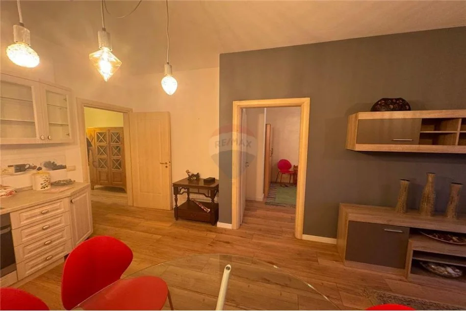 Tirane, jepet me qera apartament 1+1 Kati 2, 65 m² 450 € (Rruga Peti - Liqeni i Thatë)