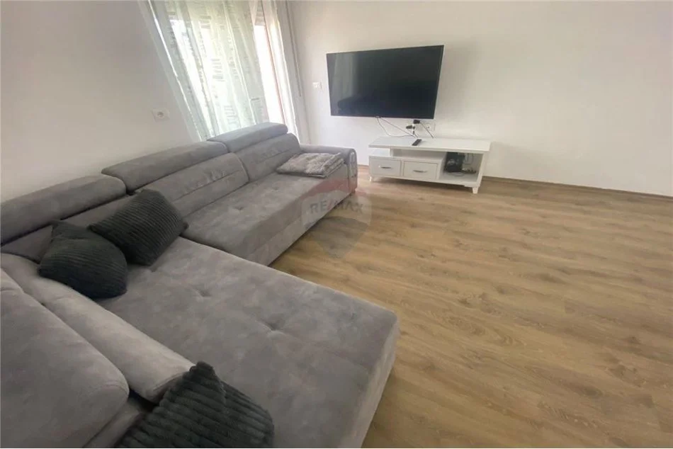 Tirane, jepet me qera apartament 2+1 , 101 m² 500 € (Rruga Petro Nini Luarasi - Shkolla Baletit)