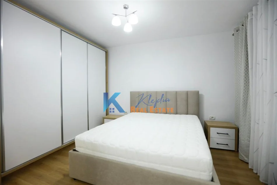 Tirane, jap me qera apartament 1+1+Ballkon Kati 1, 65 m² 500 € (afer Bllokut dhe Liqenit Artificial)