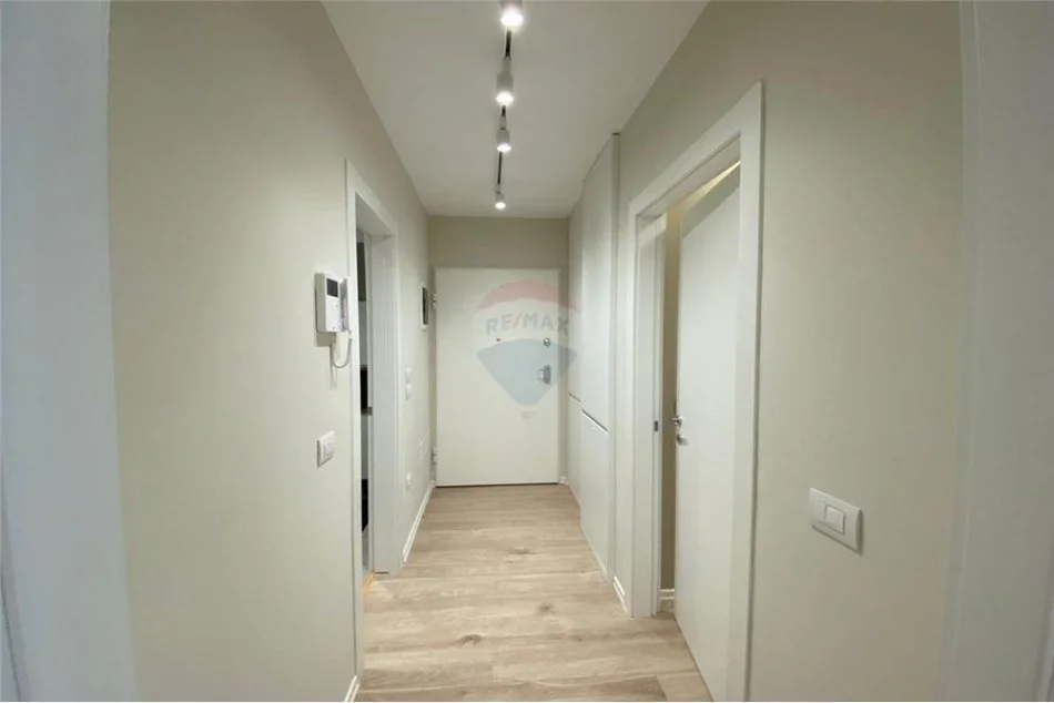 Tirane, jepet me qera apartament 1+1 Kati 3, 77 m² 1.000 € (Rruga e Brrikadave - Prane Galerise - Qendër)