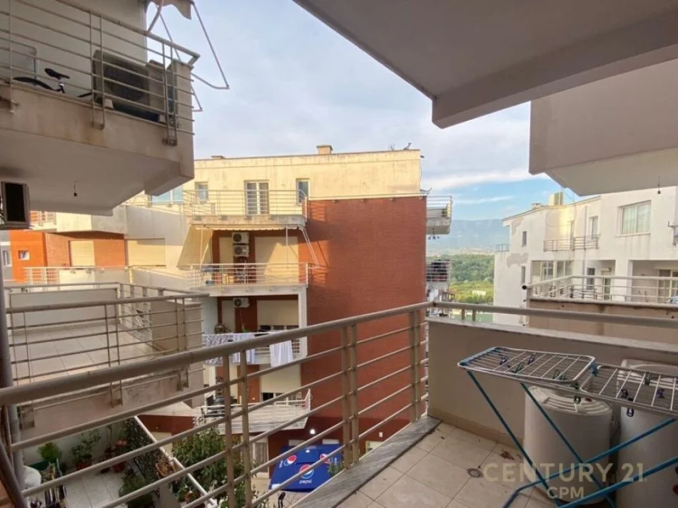 Tirane, shitet apartament 1+1 Kati 2, 72 m² 