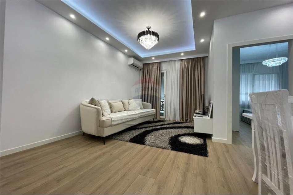 Tirane, jepet me qera 1+1 Kati 3, 55 m² 550 € (Kopshti Botanik)