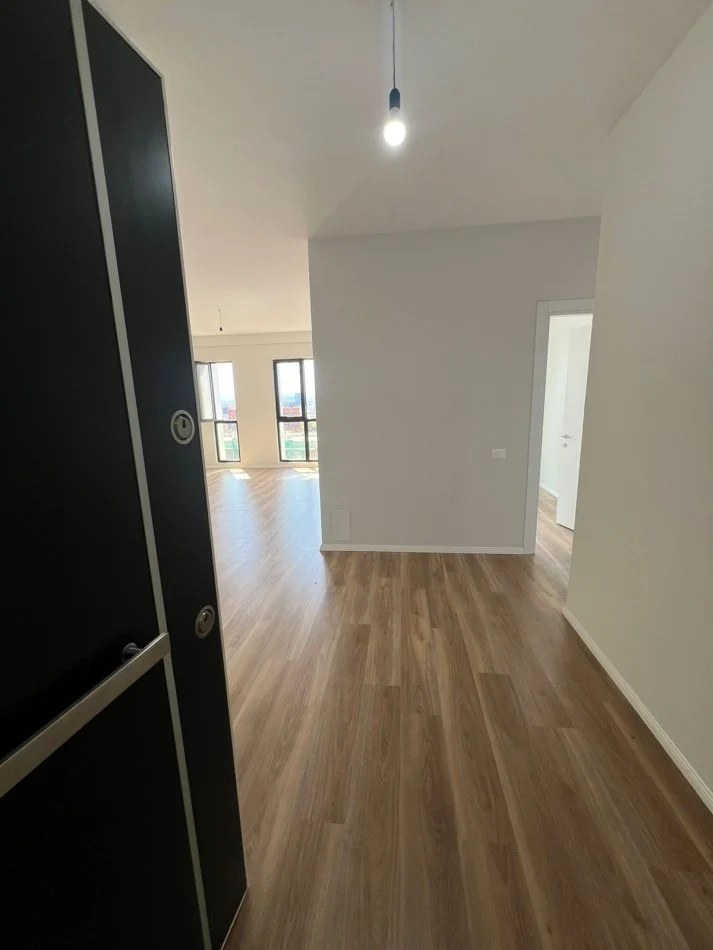 Tirane, jepet me qera zyre Kati 7, 90 m² 500 € (Kompleksi Arlis, prane Farmacise nr.10)