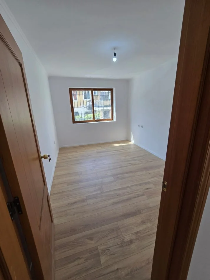 Tirane, shes apartament 2+1+Ballkon Kati 1, 81 m² 138.000 € (Ali Demi)