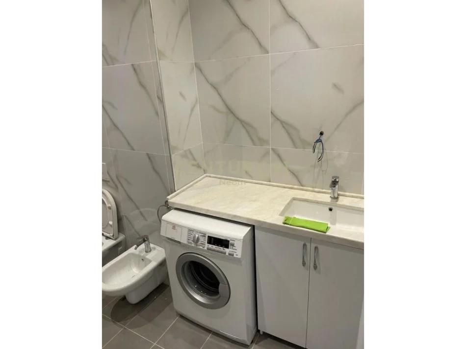 Tirane, jepet me qera apartament 1+1 Kati 2, 70 m² 500 € (liqen i thate)