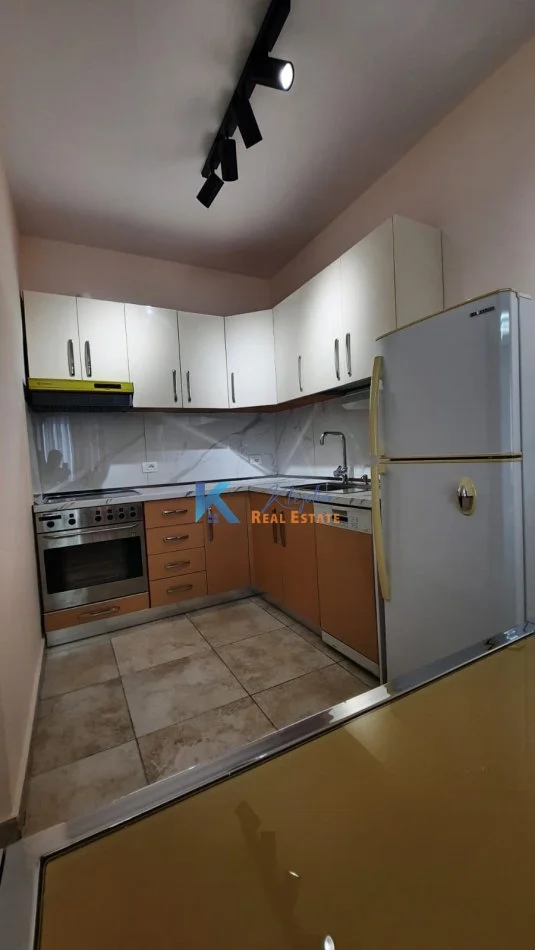 Tirane, jepet me qera apartament 1+1 Kati 2, 72 m² 600 € (Kopshti Botanik)