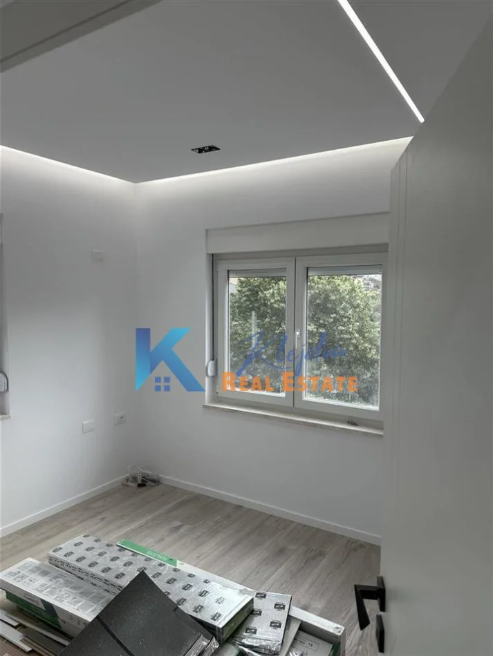 Tirane, jepet me qera zyre Kati 4, 62 m² 800 € (Sheshi Wilson, afer Librit Universitar)