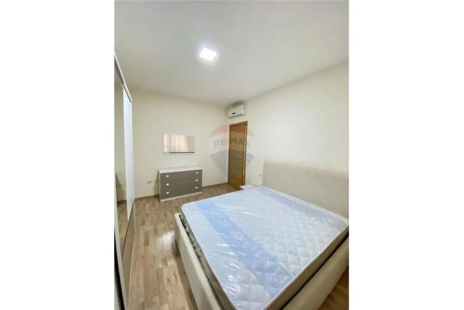 Tirane, jepet me qera apartament 1+1 Kati 1, 65 m² 530 € (Liqeni i Thatë)
