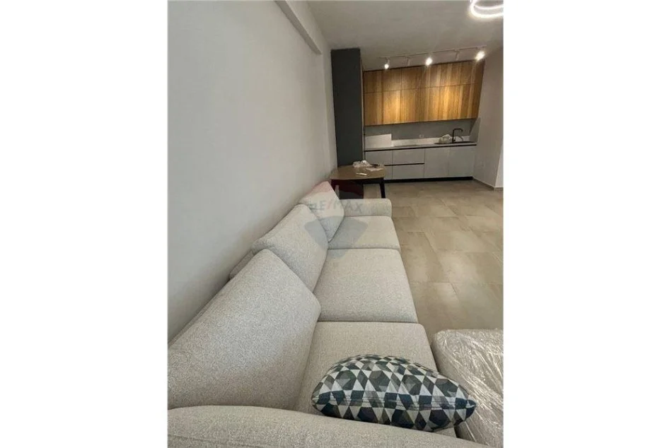 Tirane, jepet me qera apartament 1+1 , 65 m² 450 € (Kompleksi Star - 21 Dhjetori)