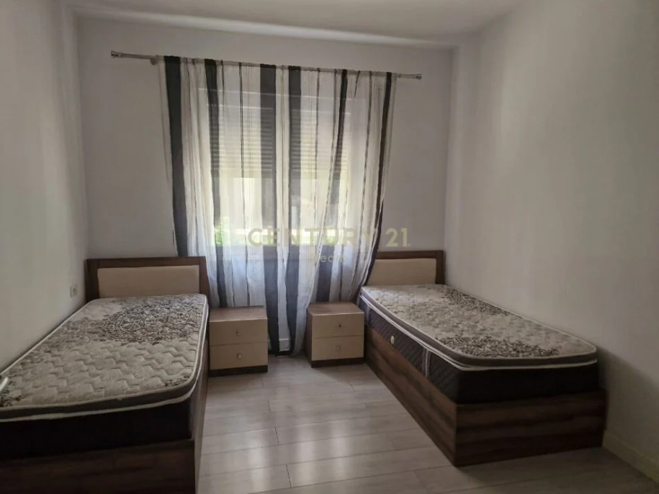 Tirane, jepet me qera apartament 2+1 Kati 2, 97 m² 600 € (liqeni i thate)