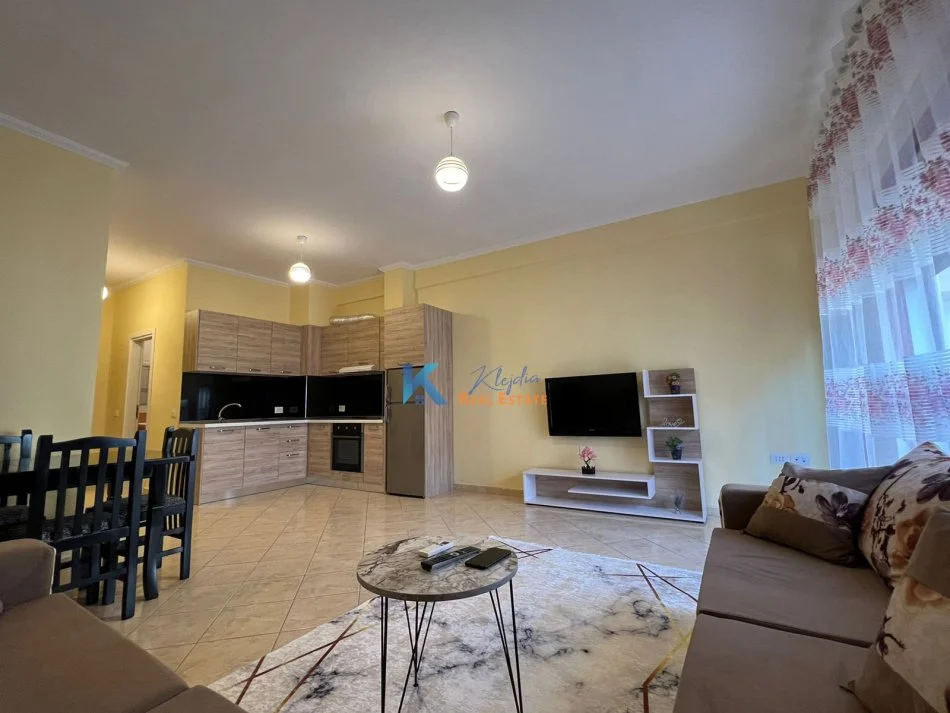 Tirane, jap me qera apartament 1+1+Ballkon Kati 4, 60 m² 330 € (Kthesa e Kamzes)