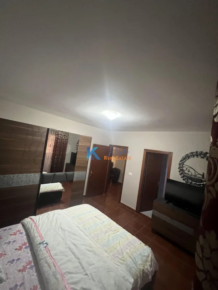 Tirane, jap me qera apartament 3+1+Ballkon Kati 9, 125 m² 600 € (Komuna e Parisit, afer Kika 1)