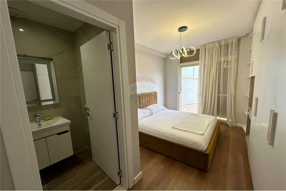 Tirane, jepet me qera apartament 2+1 Kati 4, 95 m² 850 € (Rruga e Barrikadave - Pazari i Ri)