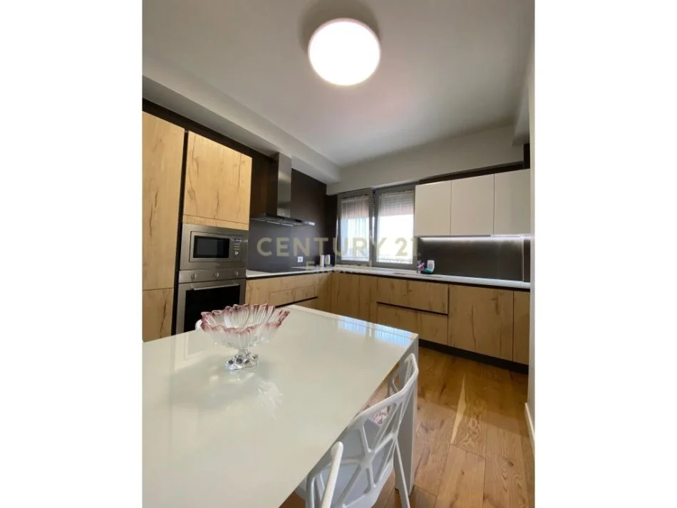 Tirane, jepet me qera apartament 2+1 Kati 11, 100 m² 1.200 € (garda)