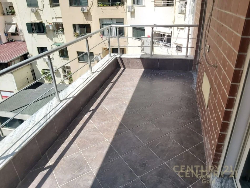 Tirane, jepet me qera apartament 1+1 Kati 4, 73 m² 400 € (stacioni i trenit)