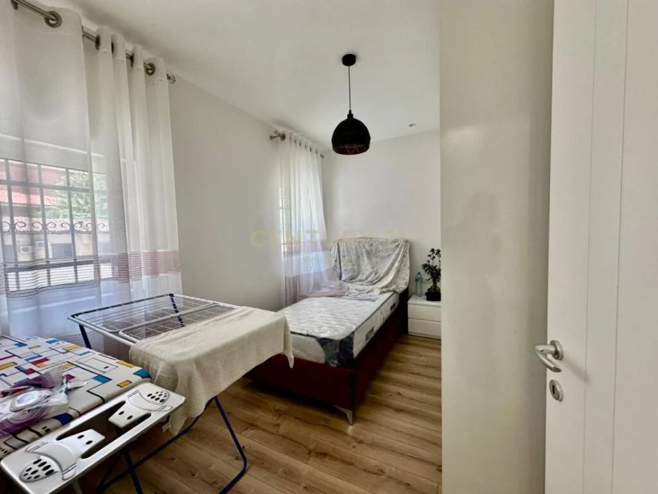 Tirane, jepet me qera apartament 2+1 Kati 1, 181 m² 700 € (myslym shyr)