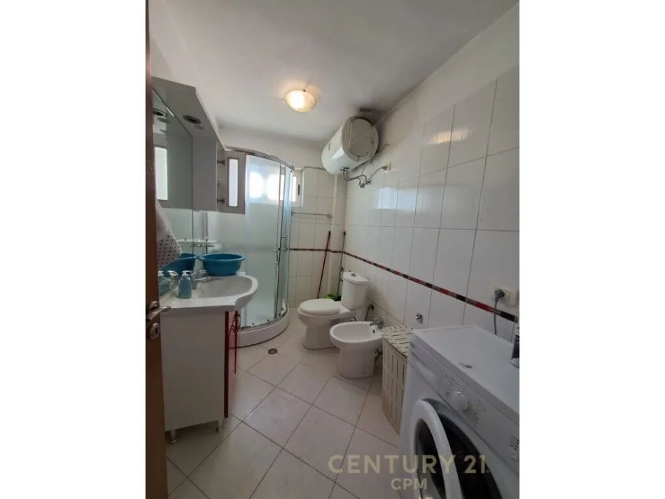 Tirane, jepet me qera 1+1 Kati 5, 550 € (bllok)