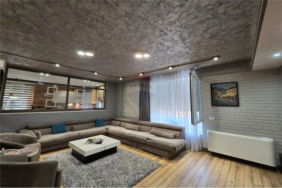 Tirane, jepet me qera apartament 2+1 Kati 4, 190 m² 2.000 € (Myslym Shyri - Tregu Cam)