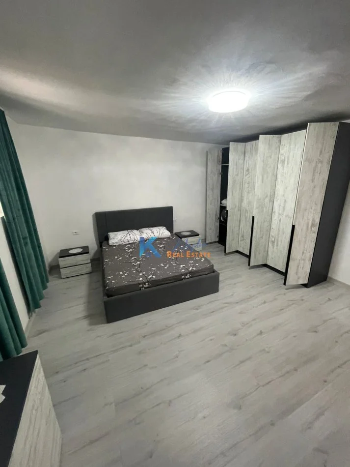 Tirane, jap me qera apartament 2+1+Ballkon Kati 2, 100 m² 800 € (Afer Librit Universitar)