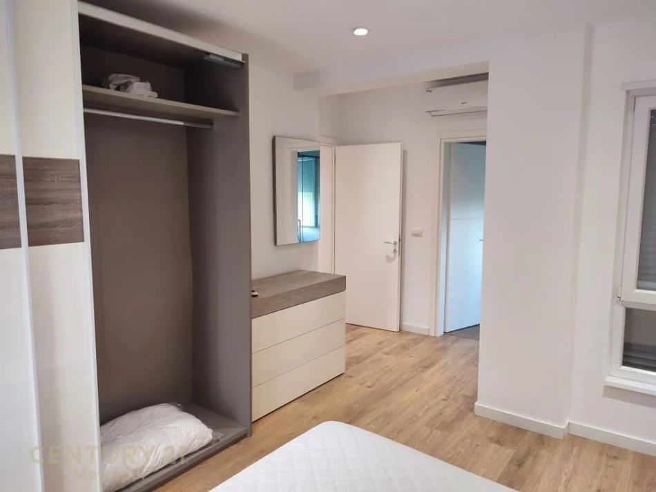 Tirane, jepet me qera apartament 3+1 Kati 3, 149 m² 1.400 € (TEG)