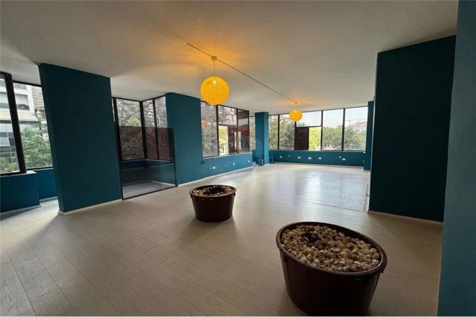 Tirane, jepet me qera zyre Kati 1, 120 m² 600 € (21 Dhjetori)