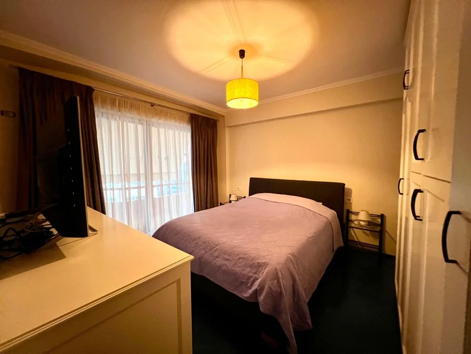 Tirane, jepet me qera apartament 3+1+Ballkon Kati 3, 800 € (rr.Barrikadave)