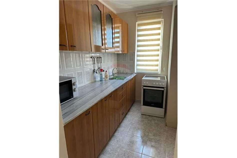 Tirane, jepet me qera apartament 1+1 Kati 5, 70 m² 500 € (Shume prane Xhamise - Rruga e Kavajës)