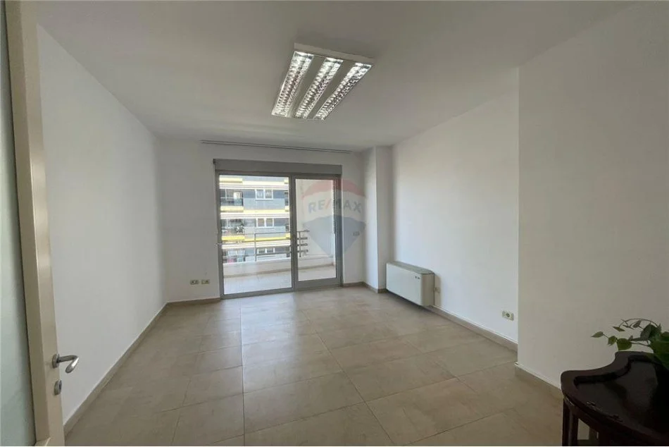 Tirane, jepet me qera zyre Kati 6, 146 m² 1.200 € (Rruga Abdyl Frasheri - Bllok - Libri Universitar)