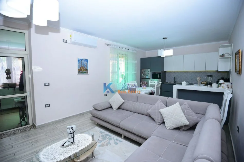 Tirane, jap me qera apartament 1+1+Ballkon Kati 1, 74 m² 600 € (Pazari i Ri)