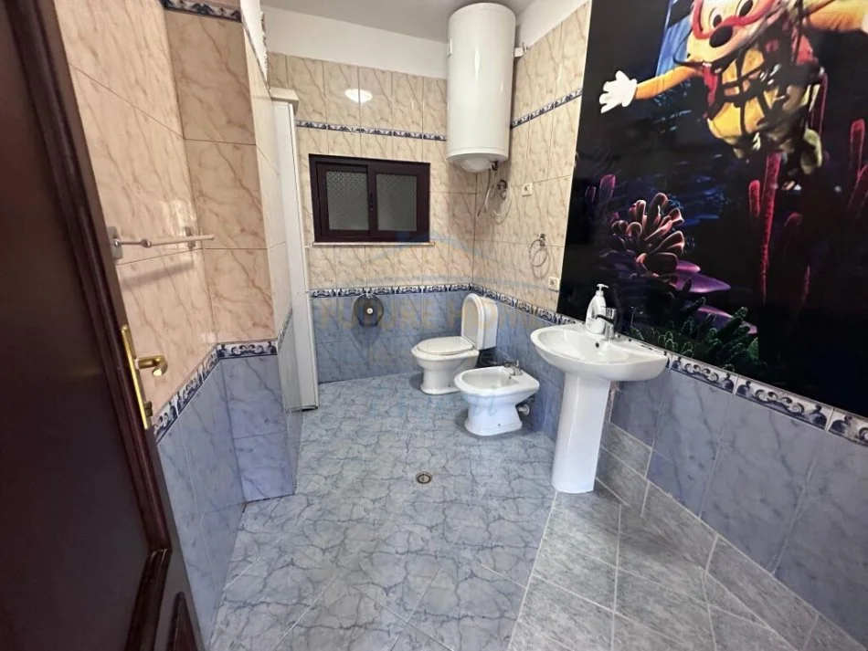 Tirane, jepet me qera 2+1+Ballkon Kati 7, 125 m² 1.000 € (Blloku, Rruga Ismail Qemali)