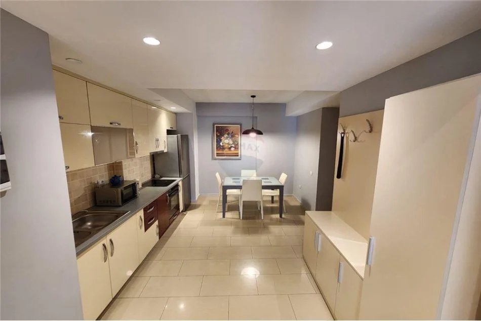 Tirane, jepet me qera apartament 2+1 Kati 9, 90 m² 700 € (Tirana Bank - Shkola Kristaq Capo - Komuna e Parisit)