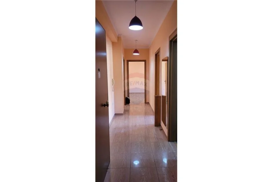 Tirane, jepet me qera zyre Kati 4, 88 m² 470 € (Bulevardi Zogu I - Ministria e Drejtësis)