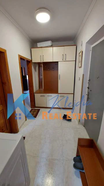 Tirane, jap me qera apartament 1+1+Ballkon Kati 5, 63 m² 450 € (1+1 per qira ne Zog te Zi)
