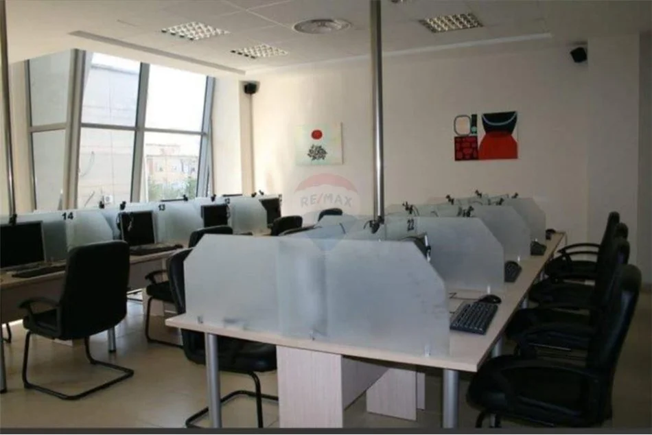 Tirane, shitet Kati 2, 146 m² 250.000 € (Rruga e Kavajes)