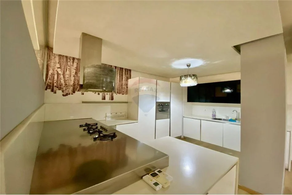 Tirane, jepet me qera zyre Kati 6, 160 m² 1.300 € (Mulliri i Vjeter - Rruga e Elbasanit)