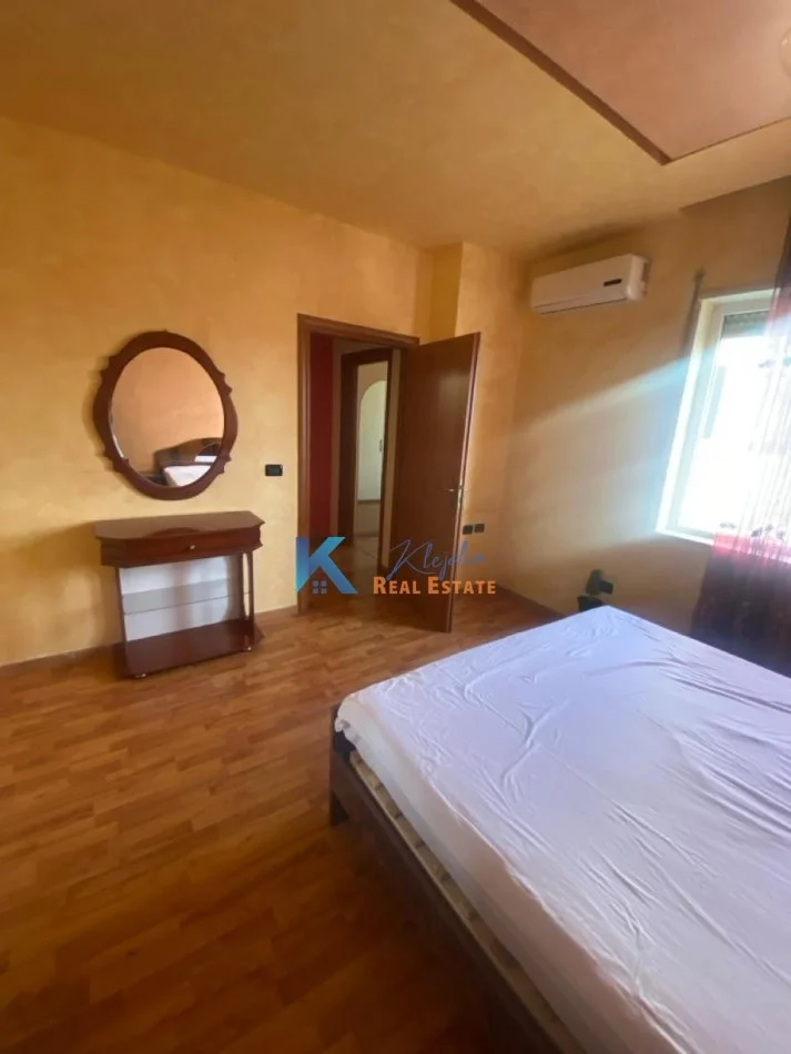 Tirane, jepet me qera apartament 3+1 Kati 12, 175 m² 600 € (Maternitetit te Ri)