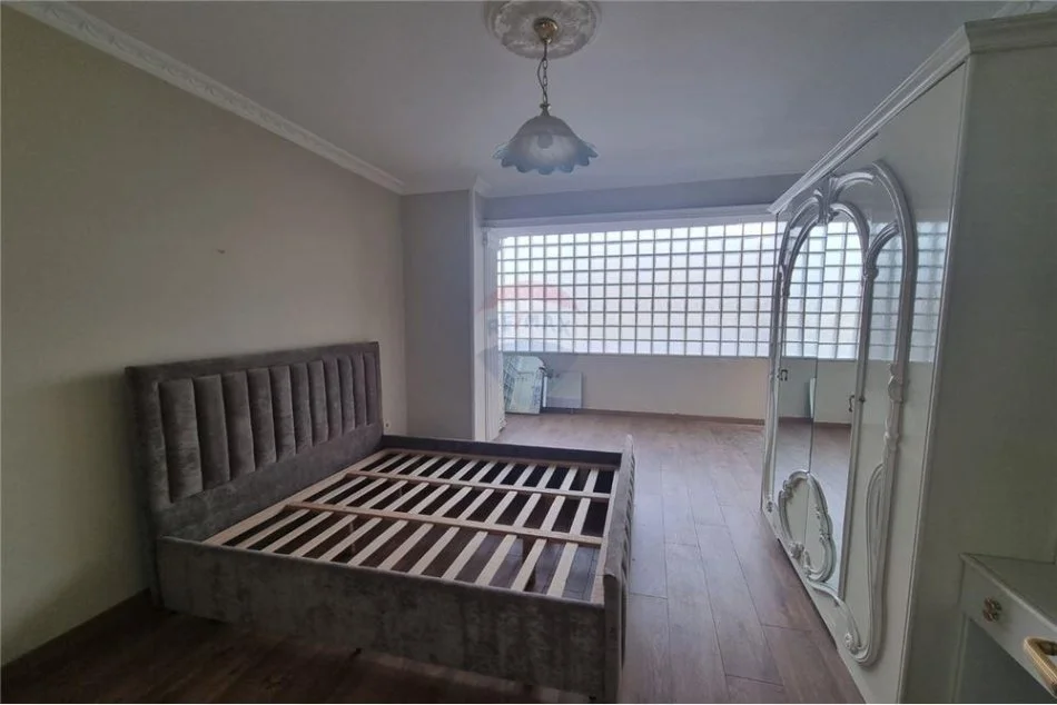 Tirane, jepet me qera zyre Kati 3, 235 m² 1.400 € (Rruga Sami Frasheri - LSI)