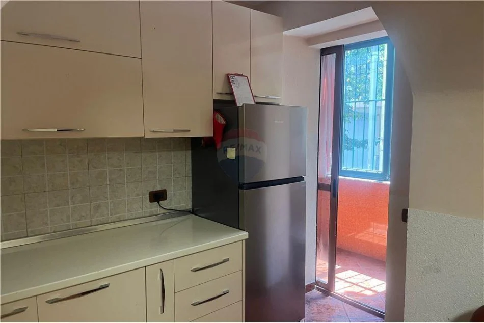 Tirane, jepet me qera apartament 1+1 Kati 1, 60 m² 400 € (Rruga e Dibrës - Medreseja)