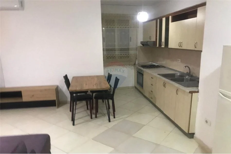 Tirane, jepet me qera apartament 2+1 Kati 2, 80 m² 400 € (besim alla - Yzberisht - Pallatet Cabej)