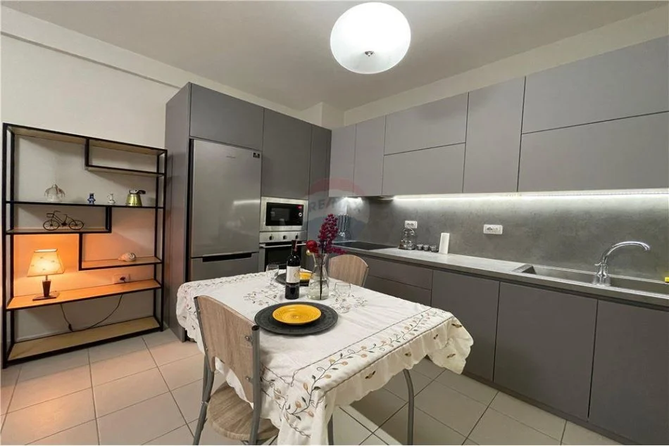 Tirane, jepet me qera apartament 1+1 Kati 3, 70 m² 500 € (Rruga Peti - Liqeni i Thatë)