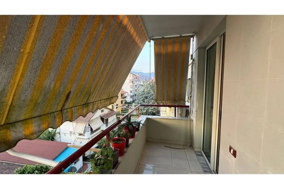 Tirane, jepet me qera apartament 1+1 Kati 4, 55 m² 450 € (Komuna e Parisit)