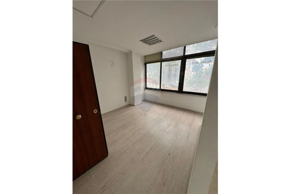 Tirane, jepet me qera ambjent biznesi Kati 1, 196 m² 1.500 € (rruga haxhi hysendalliu)