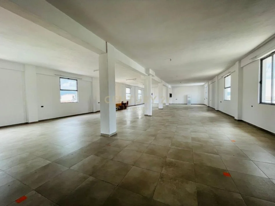 𝐓𝐢𝐫𝐚𝐧𝐞, 𝐣𝐞𝐩𝐞𝐭 𝐦𝐞 𝐪𝐞𝐫𝐚 𝐚𝐦𝐛𝐣𝐞𝐧𝐭 𝐛𝐢𝐳𝐧𝐞𝐬𝐢 𝐊𝐚𝐭𝐢 𝟐, 𝟒𝟒𝟎 𝐦² 𝟏.𝟑𝟎𝟎 € (𝐒𝐚𝐮𝐤 𝐢 𝐑𝐢)