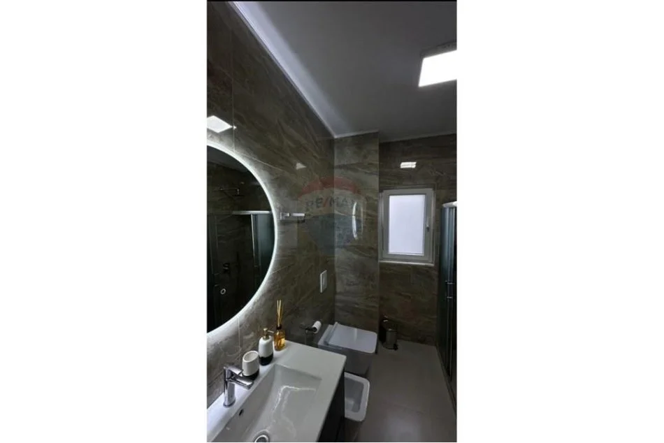 Tirane, jepet me qera apartament 2+1 , 113 m² 850 € (Komuna e Parisit - Kristal Center)