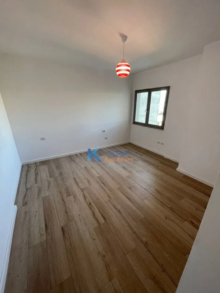 Tirane, shes apartament 1+1+Ballkon Kati 8, 147.000 € (Zogu i Zi)